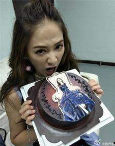 娱乐吃瓜女艺人进团,吃瓜女艺人华丽转身，加盟热门团体